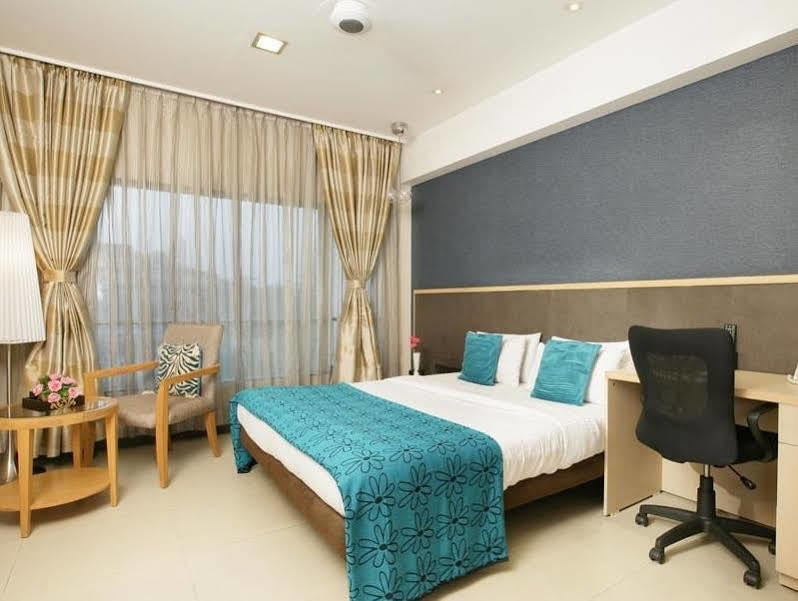 The Sirona Hotel Pune Esterno foto