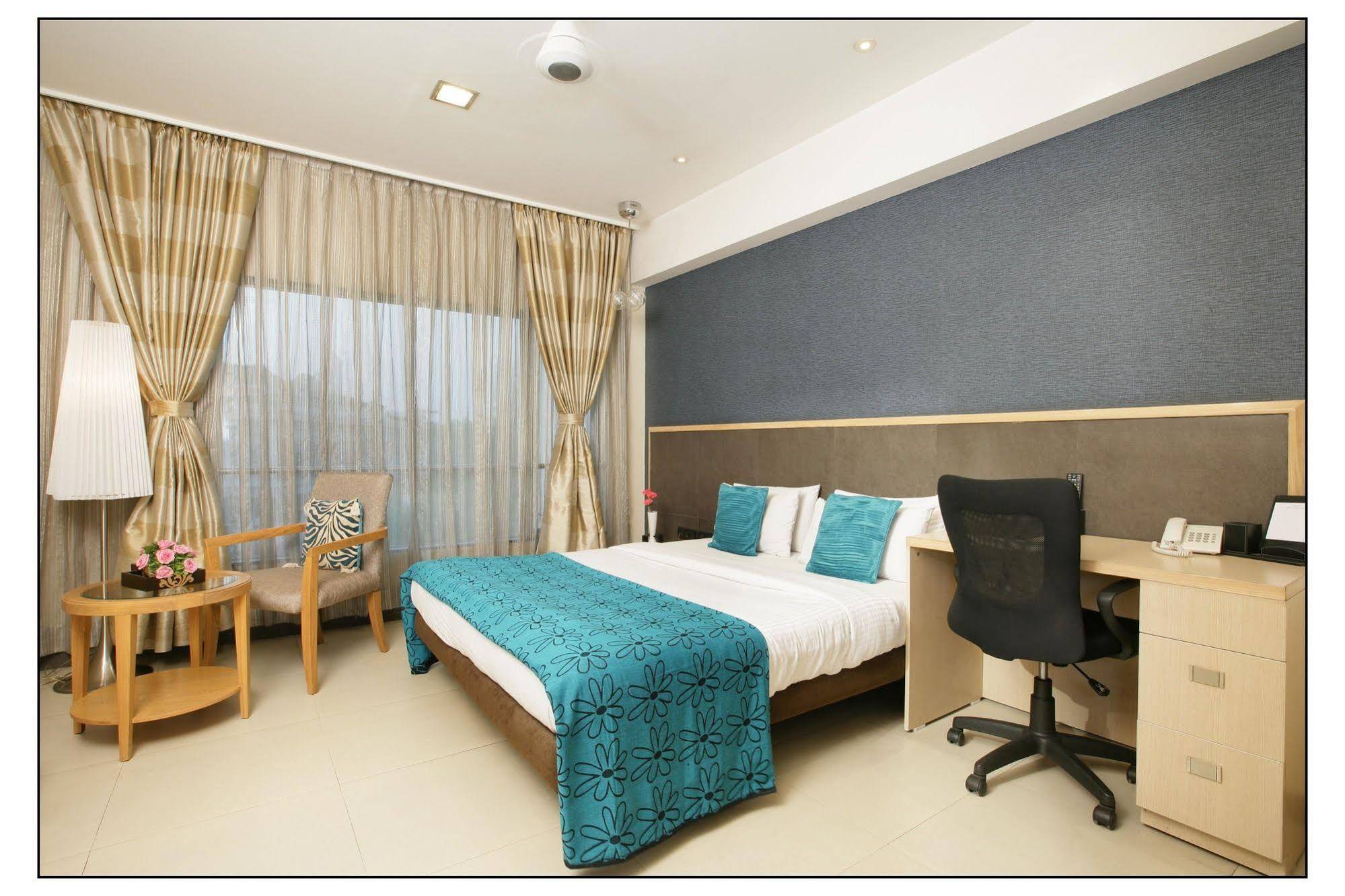The Sirona Hotel Pune Esterno foto