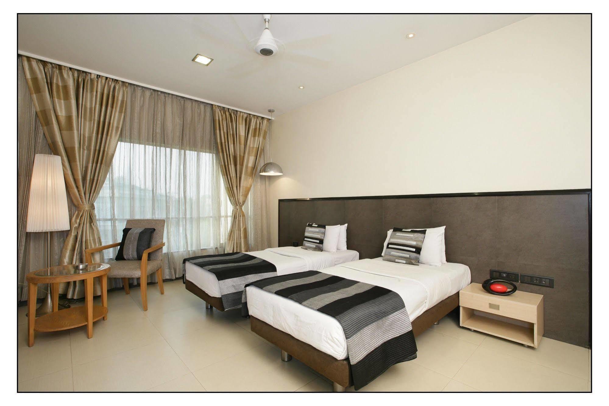 The Sirona Hotel Pune Esterno foto